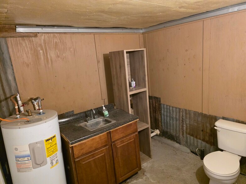 More Photos Of 110 County Road 421, Thorndale Freestanding For Sale