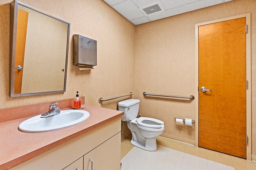More Photos Of 202 Overland Dr, Greenwood Medical For Lease