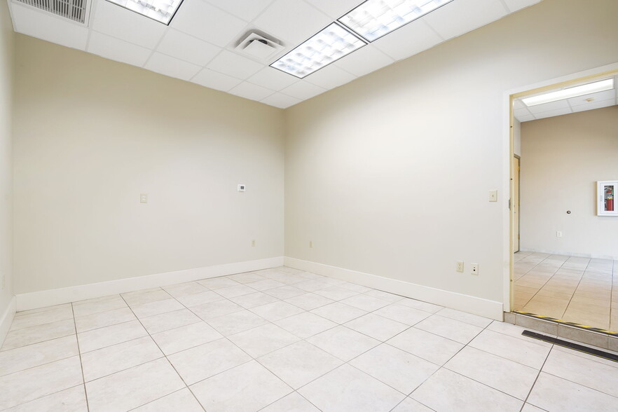 More Photos Of 215 N Grant Ave, Springfield Light Distribution For Lease