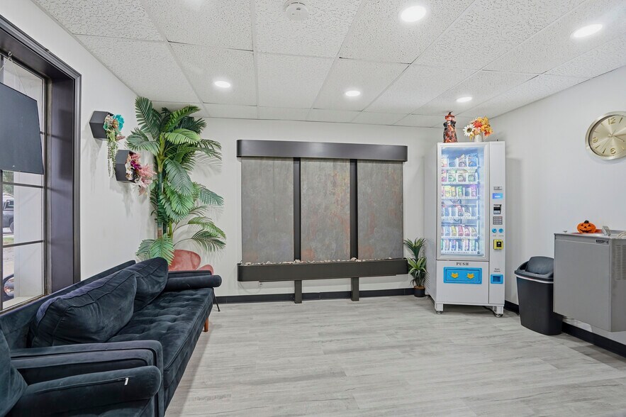 More Photos Of 3227 S Lakewood Ave, Tulsa Office For Sale