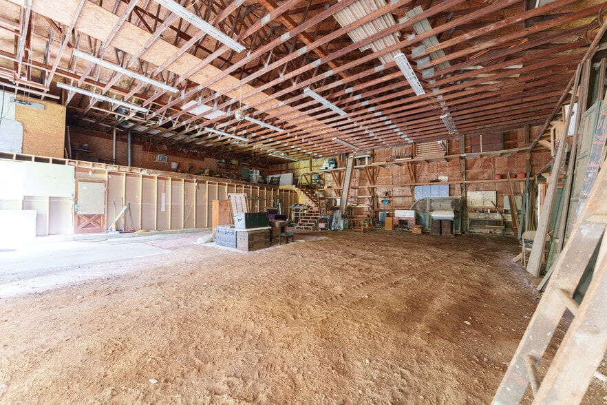 More Photos Of 15921 W M 36, Pinckney Light Distribution For Sale