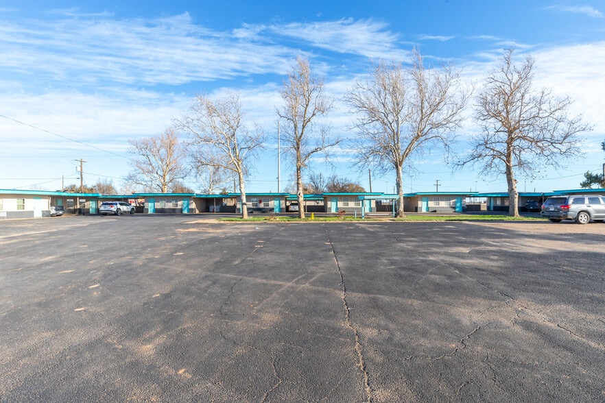 More Photos Of 1100 Main St, Knox City Hotel For Sale