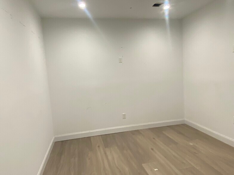 More Photos Of 1802 11th St NW, Washington Office For Lease