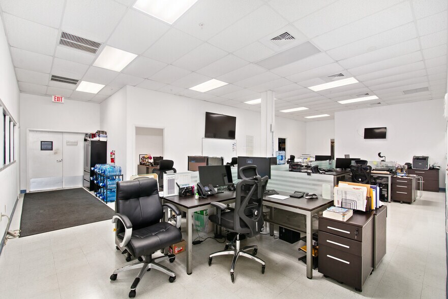 More Photos Of 2805-2889 N Commerce Pky, Miramar Distribution For Lease