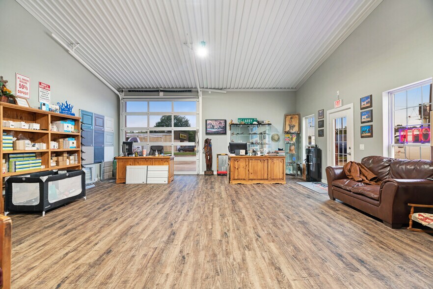 More Photos Of 6210 Lamar Rd, Reno Flex For Sale