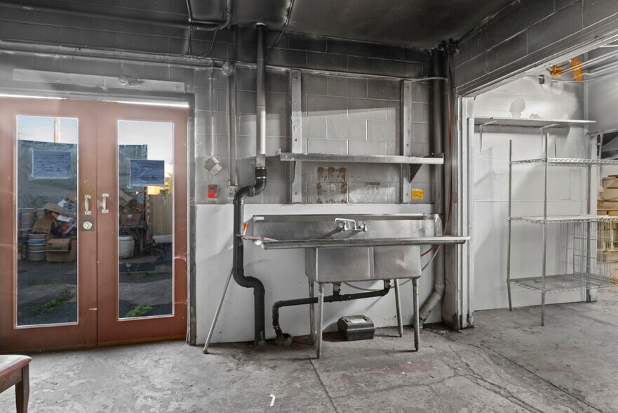 More Photos Of 930 SE Pioneer Way, Oak Harbor General Retail For Sale