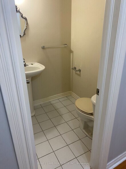 More Photos Of 803-805 Dundas St W, Toronto Storefront Retail Office For Lease