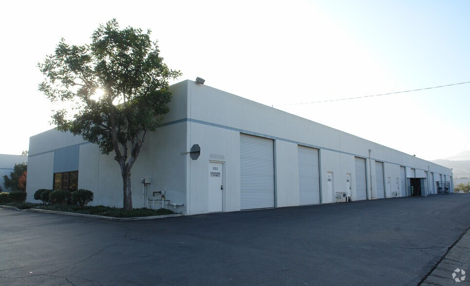 More Photos Of 996 Lawrence Dr, Newbury Park Warehouse For Lease