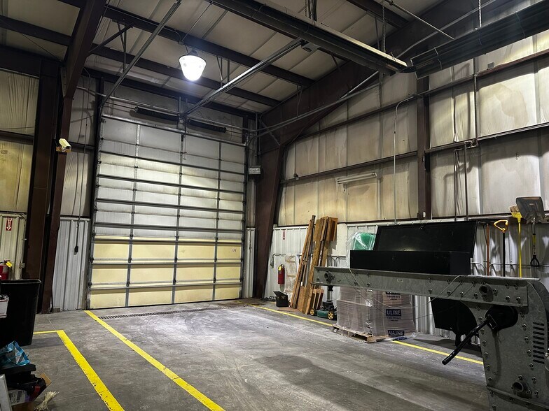More Photos Of 302 Thunder Rd, Duenweg Warehouse For Lease