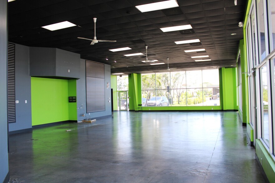 More Photos Of 275 Airport Pulling Rd N, Naples Showroom For Lease