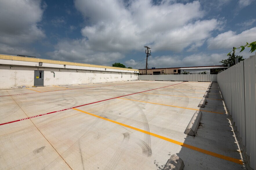 More Photos Of 1600 N Interstate 35 E, Lancaster Storefront Retail Office For Lease