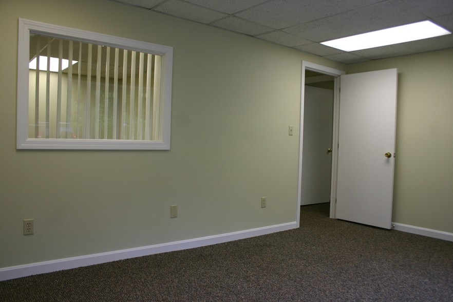 More Photos Of 12 Parmenter Rd, Londonderry Medical For Lease