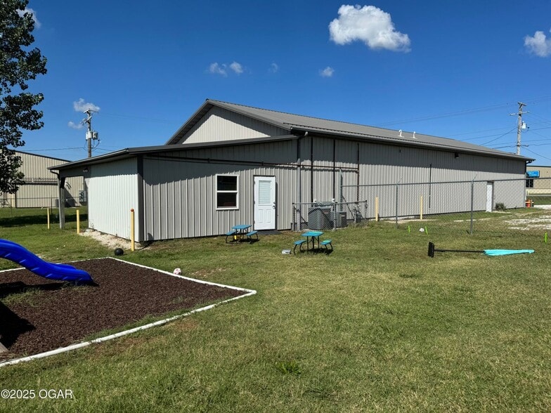 More Photos Of 3820 E 20th St, Joplin Specialty For Sale