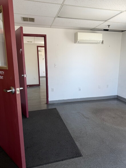 More Photos Of 185 New Boston St, Woburn Manufacturing For Lease
