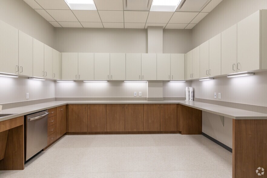 More Photos Of 7616 Branford Pl, Sugar Land Medical For Sale