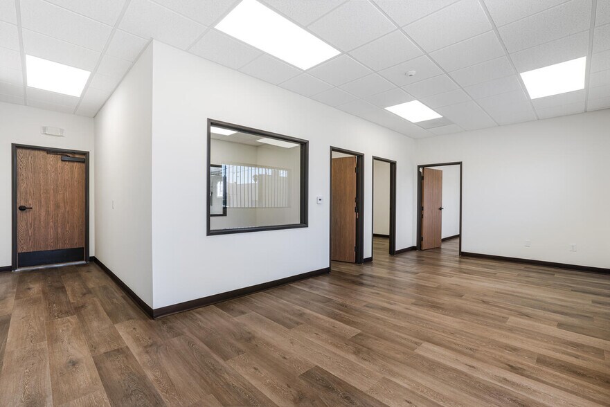 More Photos Of 13755-13761 Saticoy St, Panorama City Warehouse For Lease