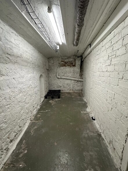 More Photos Of 97 Rue Raymond Losserand, Paris Flex For Lease