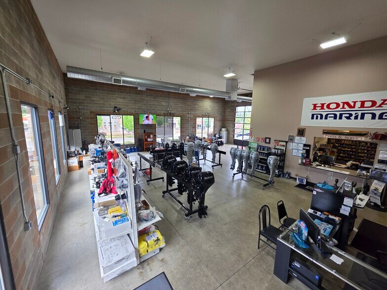 More Photos Of 13200-13210 SE Mcloughlin Blvd, Milwaukie Showroom For Lease