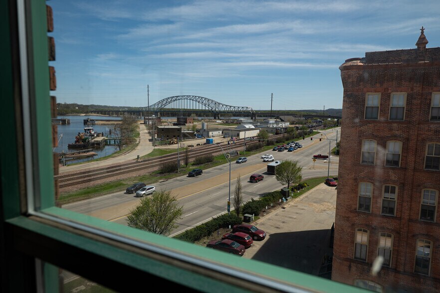 More Photos Of 100 Main St, Dubuque Flex For Sale