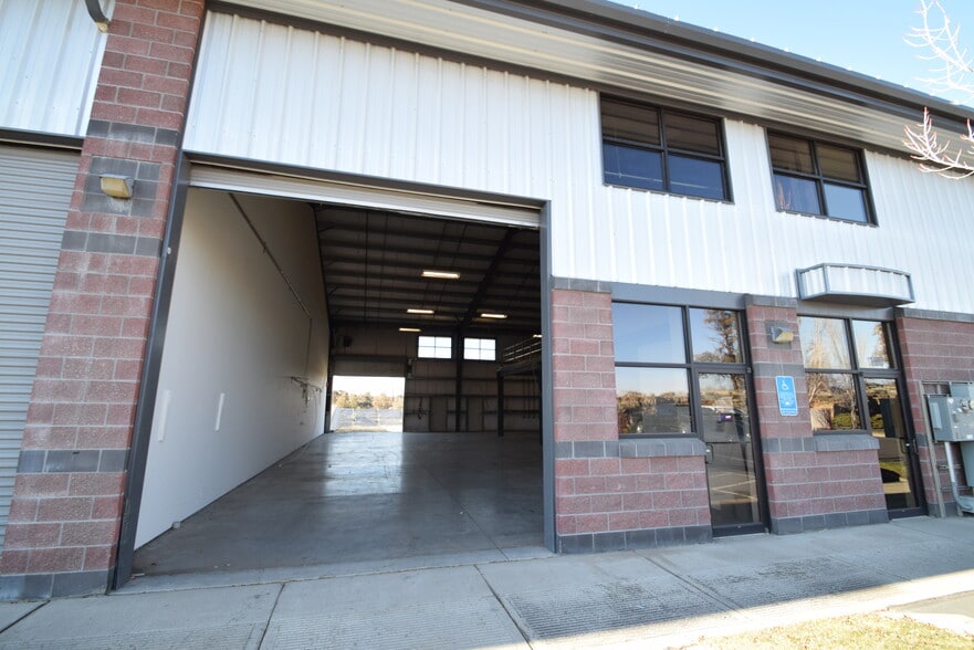 More Photos Of 2121 SW Deerhound Ave, Redmond Manufacturing For Lease