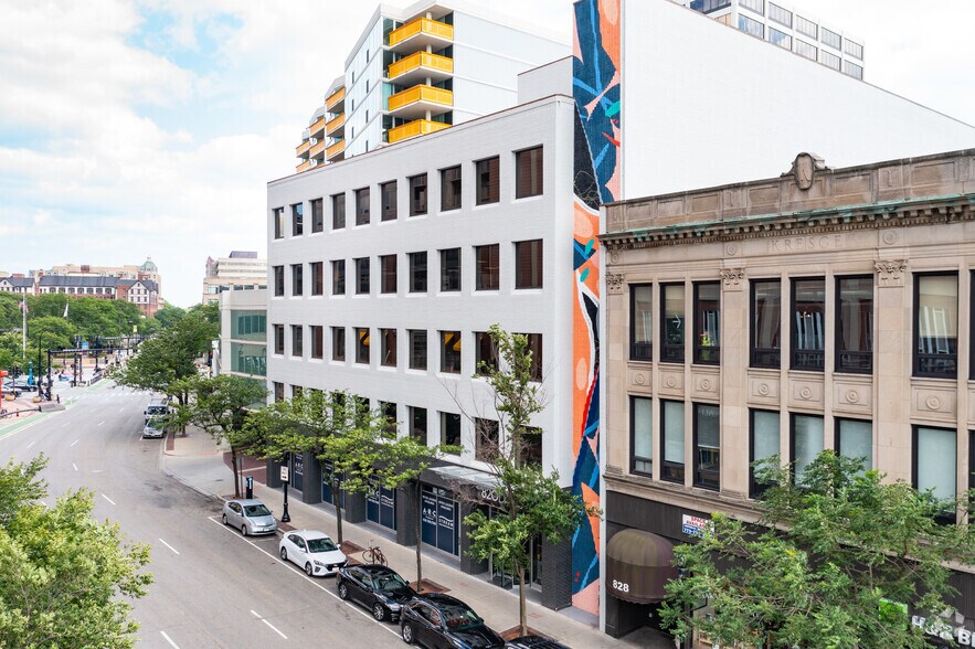 More Photos Of 820 Davis St, Evanston Office For Lease