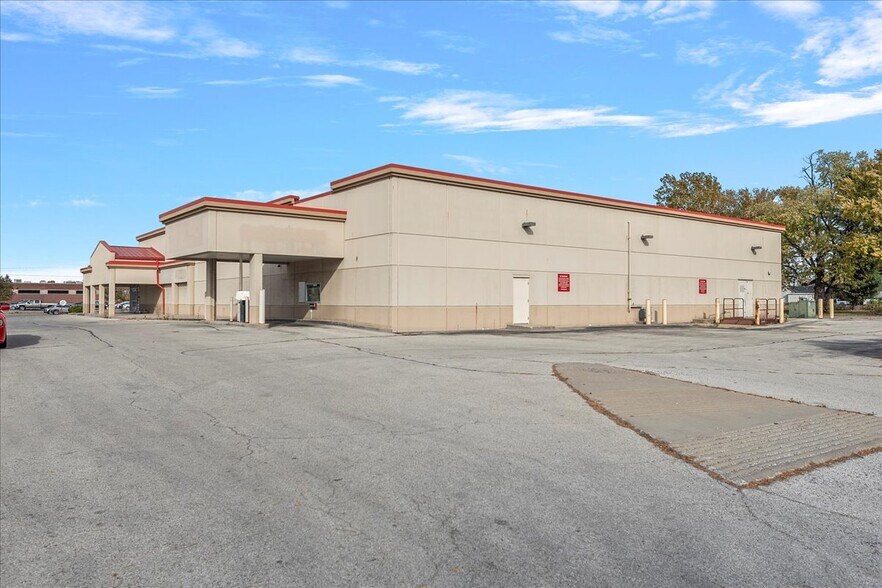 More Photos Of 920 E North Grand Ave, Springfield Freestanding For Lease