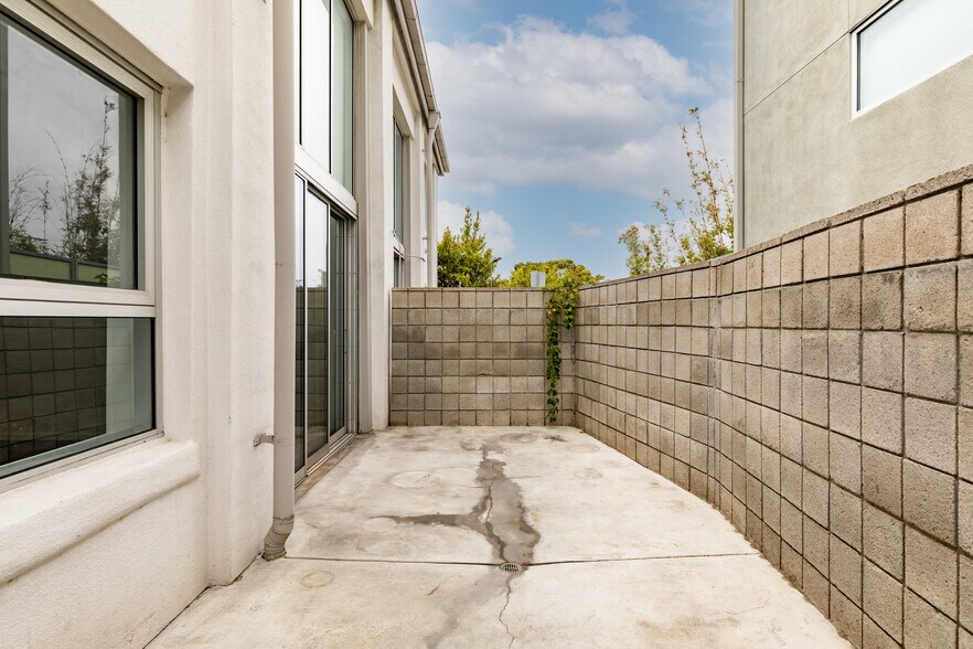 More Photos Of 2100 Abbot Kinney Blvd, Venice Office For Lease