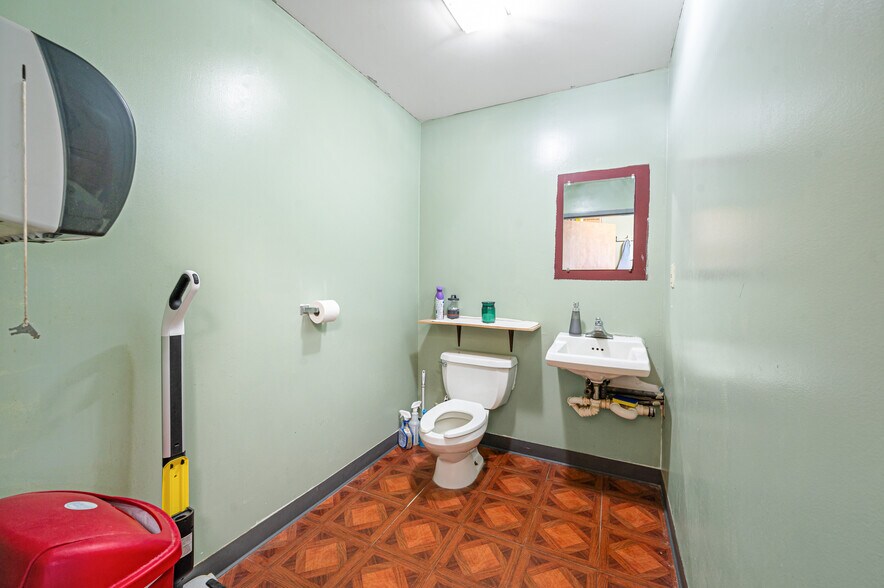 More Photos Of 1508-1574 N Mitchell St, Cadillac General Retail For Sale