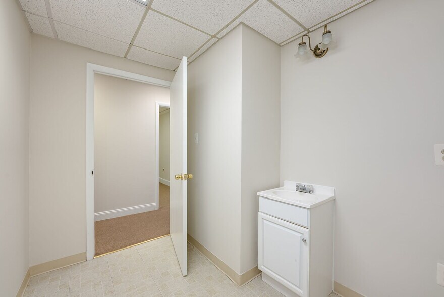 More Photos Of 8303 Arlington Blvd, Fairfax Medical For Sale