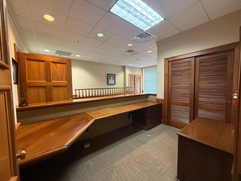 More Photos Of 526 2nd Ave SE, Cedar Rapids Office For Sale