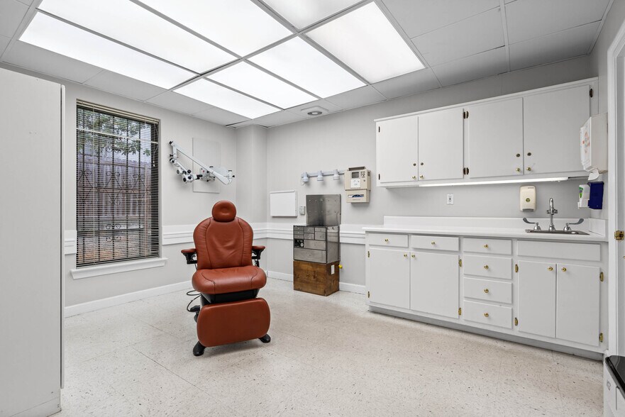 More Photos Of 3664 College Ln S, Mobile Medical For Sale