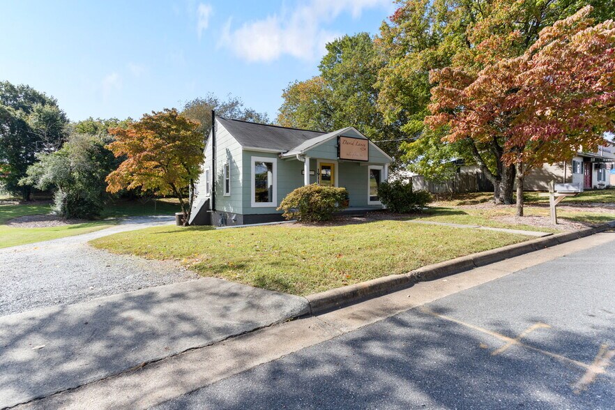 More Photos Of 1911 Margaret St, Winston-Salem General Retail For Sale