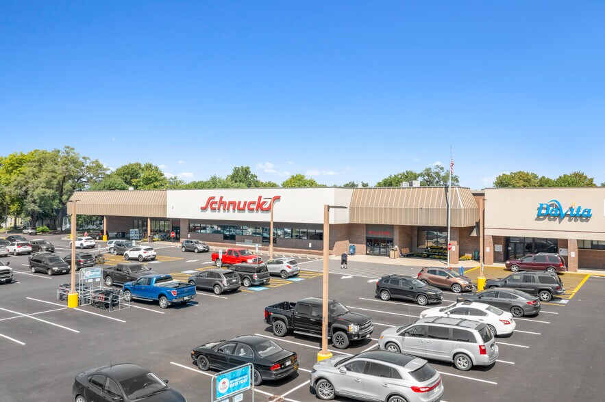 More Photos Of 1001 Court St, Pekin General Retail For Sale