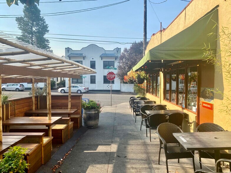 More Photos Of 1621-1637 SE Hawthorne Blvd, Portland Storefront For Sale