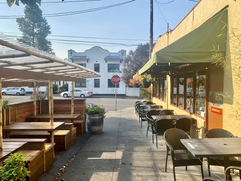 More Photos Of 1621-1637 SE Hawthorne Blvd, Portland Storefront For Sale