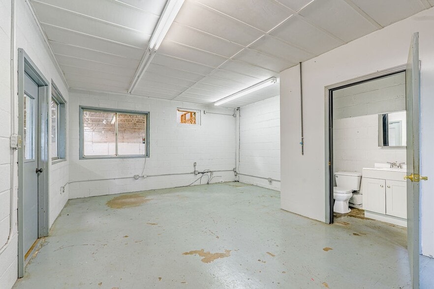 More Photos Of 1214 College St, Clarksville Warehouse For Lease