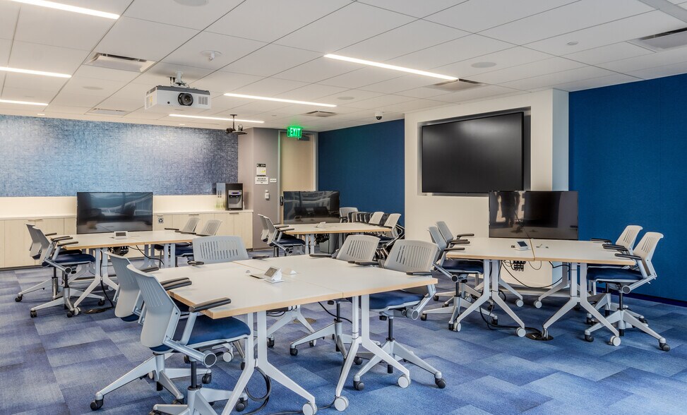 More Photos Of 725 S Figueroa St, Los Angeles Office For Lease
