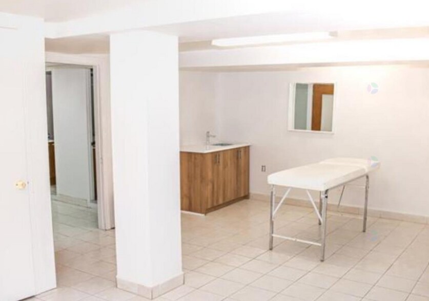 More Photos Of 2326-2328 Rue Fleury E, Montréal Office For Sale