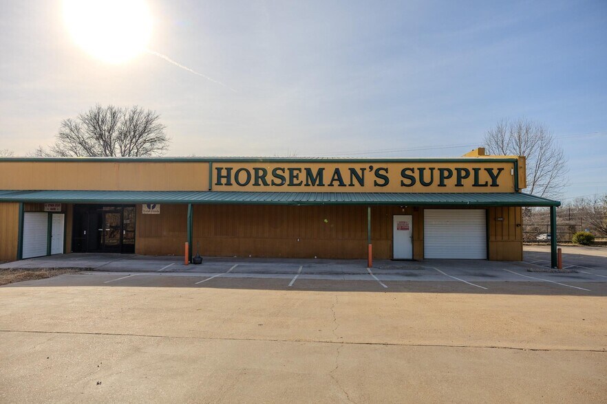 More Photos Of 2020 Fort Worth Hwy, Weatherford Freestanding For Sale
