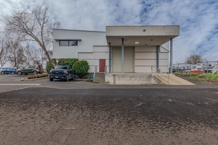 More Photos Of 5885 Crater Lake Hwy, Central Point Warehouse For Sale