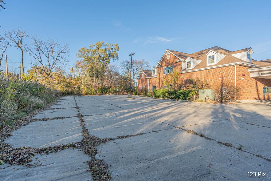 More Photos Of 41412 N Route 83, Antioch Office For Sale