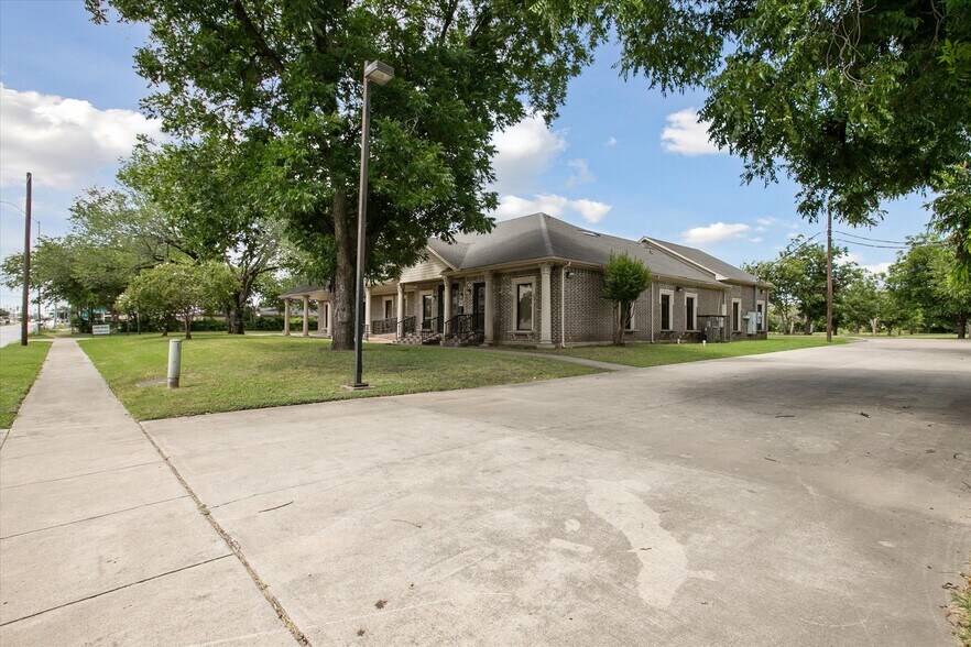 More Photos Of 3403 N Beach St, Fort Worth Medical For Sale