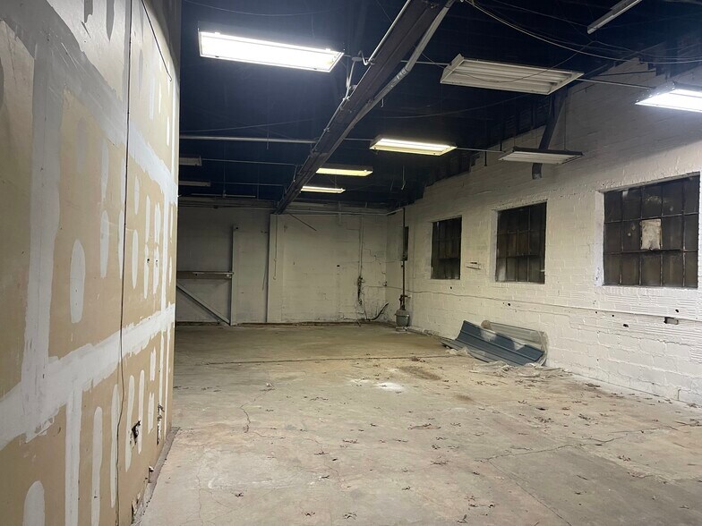 More Photos Of 537 Lincoln Hwy, East McKeesport Storefront For Sale
