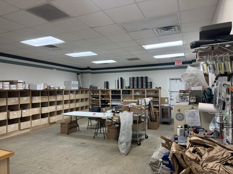More Photos Of 432 S Mill St, Rogersville General Retail For Lease