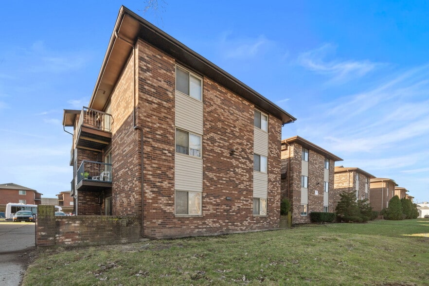 Primary Photo Of 3069 Bernice Rd, Lansing Apartments For Sale