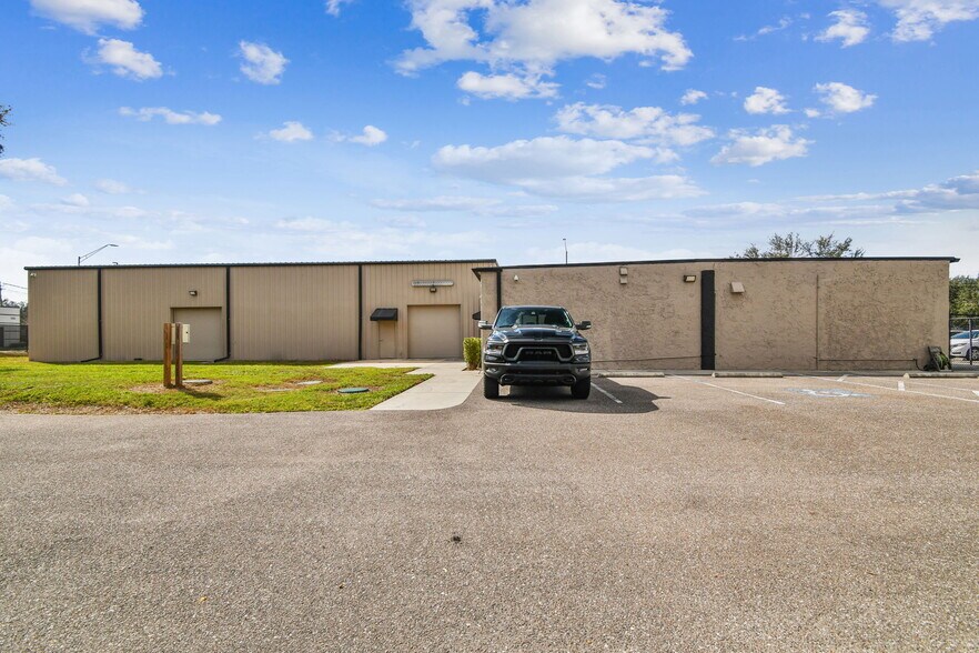 More Photos Of 14915 N Nebraska Ave, Tampa Showroom For Sale