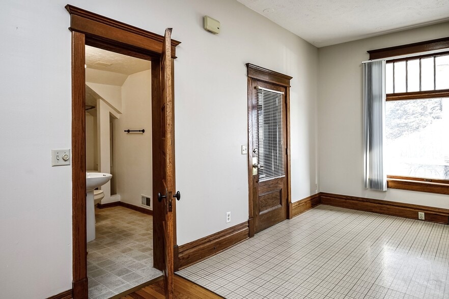 More Photos Of 1618 S 32nd Ave, Omaha Apartments For Sale