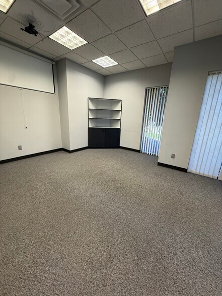 More Photos Of 1401 8th St SE, Orange City Flex For Sale