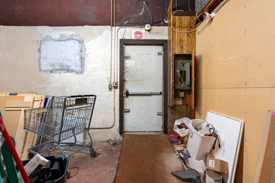 More Photos Of 1005 W Broadway Ave, Minneapolis Storefront For Sale
