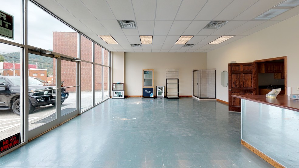 More Photos Of 207 W Central Ave, LaFollette Light Distribution For Lease